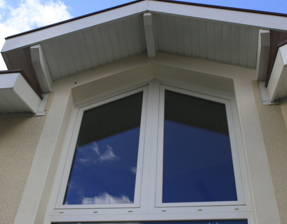 Habillage sous face et bandeaux alu su rmesure par Bourguignon Dal Alu sur rénovation maison isère.