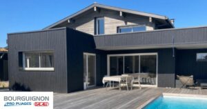 Une façade aluminium grise avec piscine et ciel bleu réalisée par Bourguignon Dal'alu.