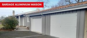 Bardage aluminium maison gris clair avec portes de garages volets blancs fermés apr Bourguignon dal'alu.