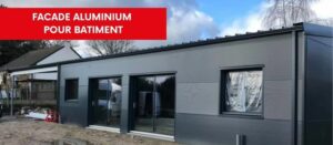 Une façade aluminium gris anthracite d'un bâtiment avec 2 baies vitrées et fenêtres par Bourguignon Dal'Alu.